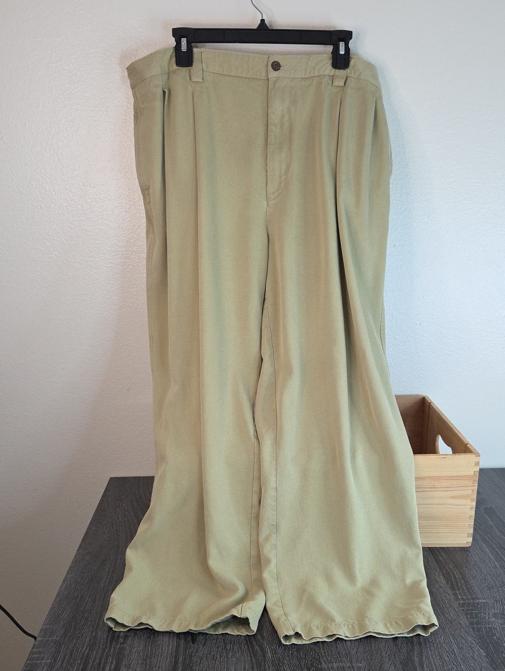 Tommy Bahama Mens 42. 100% Silk. Khaki Beige Wide-Leg Chinos EUC